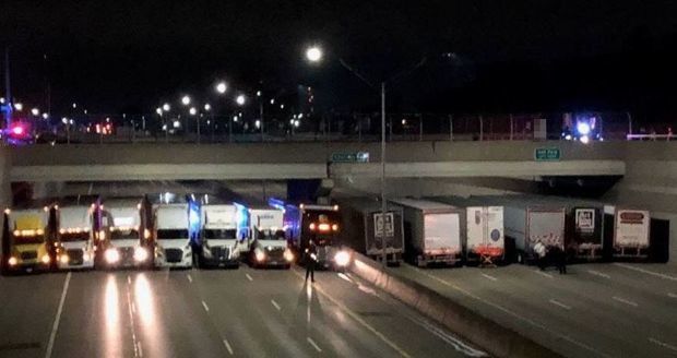 Yük maşınları ilə intiharın qarşısını aldılar – VİDEO