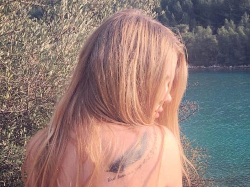 Gənc aktrisa soyunub, çılpaq halda çəmənliyə uzandı - VİDEOsunu çəkib paylaşdı - FOTO