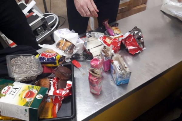 Gömrükçülər qaymaq və pendir qutularından narkotika tapdı (FOTOLAR)