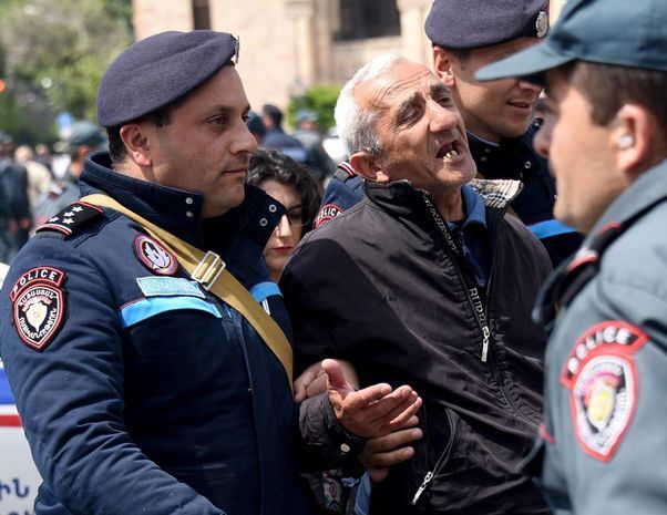 Ermənistanda etiraz aksiyaları yenidən başladı