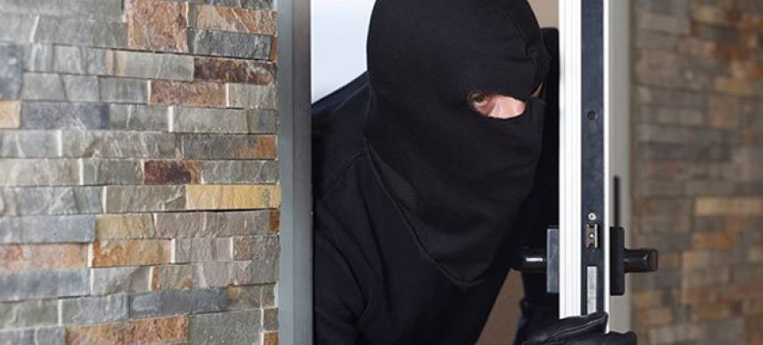 Evinə girən oğru ilə əlbəyaxa oldu – Arvadı bıçaqlandı