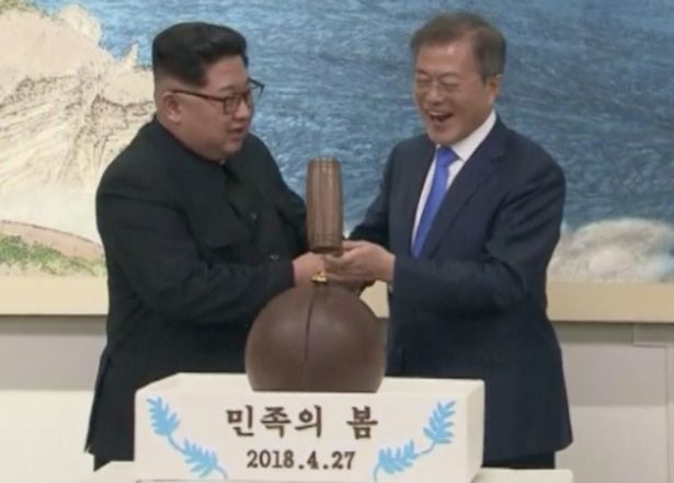 Kim Çen Inın kəsdiyi tort yaponları hiddətləndirib