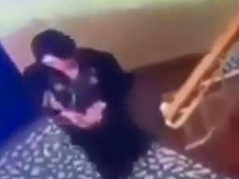 Bakıda qonşunun qapısına cadu edən qadın kameraya düşdü - VİDEO