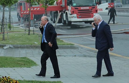 Bakıda çoxmərtəbəli bina yanır, nazir hadisə yerindədir