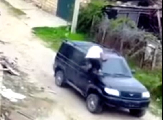 İŞİD terrorçusu əsgərə hücum etdi – VİDEO