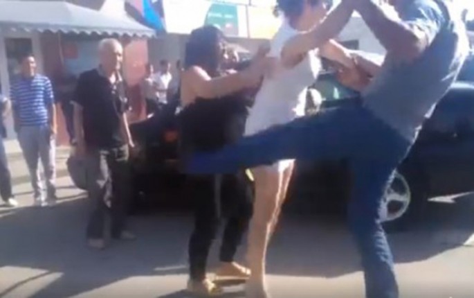 SON DƏQİQƏ: Ər arvadını küçədə döydü - Bakıda