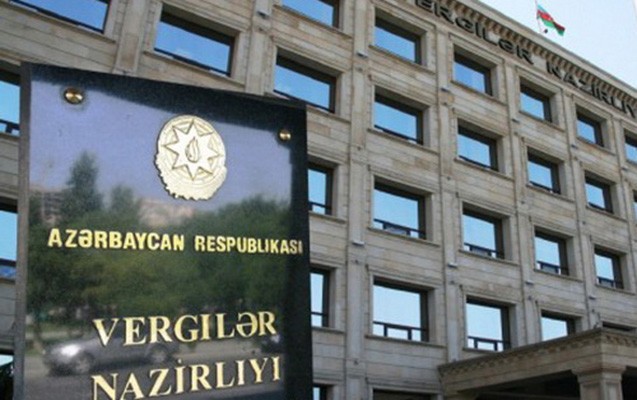 Nazirliyin əməkdaşı rəisin otağında özünü bıçaqladı