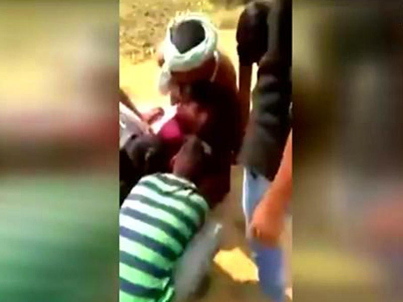 Yeniyetmə oğlanların qız uşağını zorladıqları VİDEO yayıldı - Özləri çəkiblər