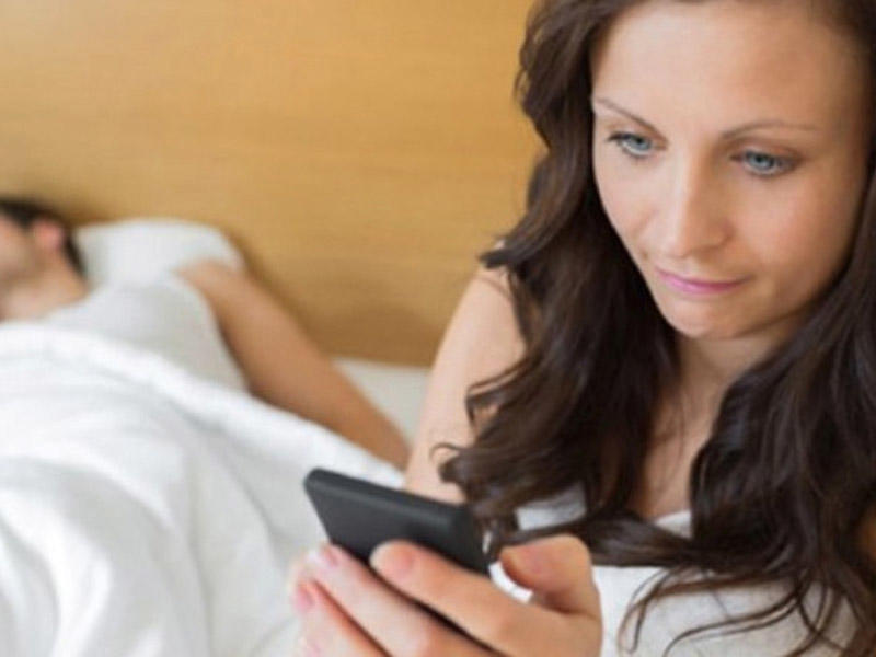 Şagirdinə lüt şəklini atan qadın müəllimi əri tutdu, peşman etdi - FOTO