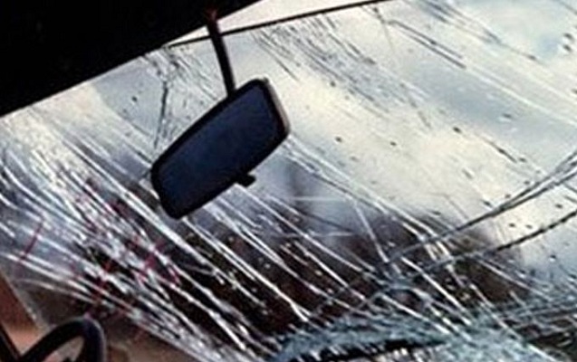 Maşını maneəyə çırpıldı, nəvəsi öldü