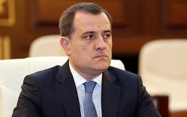 Nazir küçədə 5 min tapıb qaytaran məktəblini təltif etdi