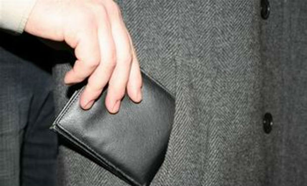 Ərəb turistin pul kisəsi oğurlandı — Oğru uzağa gedə bilmədi