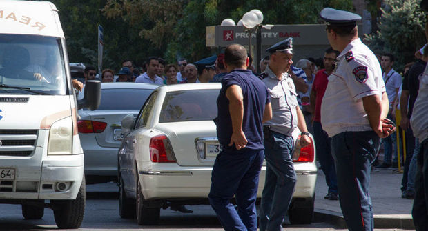 Yerevanda atışma: Polislər yaralandı