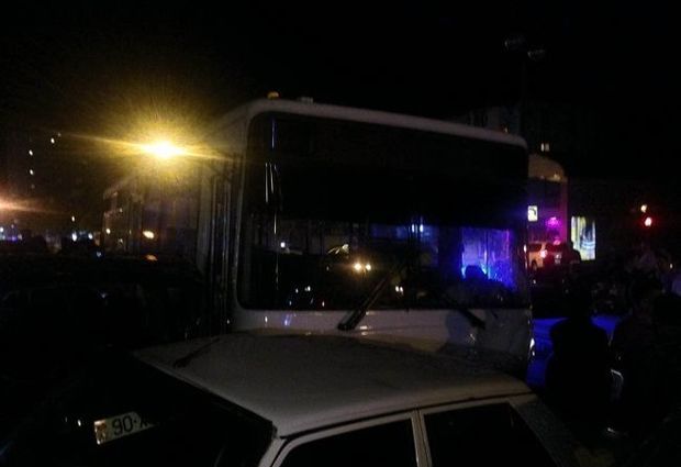 Bakıda sərnişin avtobusu qəza törətdi: sürücü qaçdı – FOTO