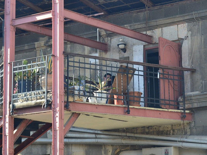 Günün günorta çağı Bakıda BİABIRÇILIQ - Qızla oğlan eyvanda ... - (18+) FOTO