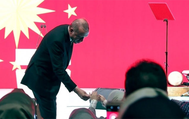 Ərdoğandan xanımına gözlənilməz jest - Video