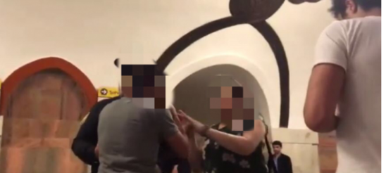Bakı metrosunda namus davası - qadın ona sataşan oğlanı biabır etdi +18 VİDEO
