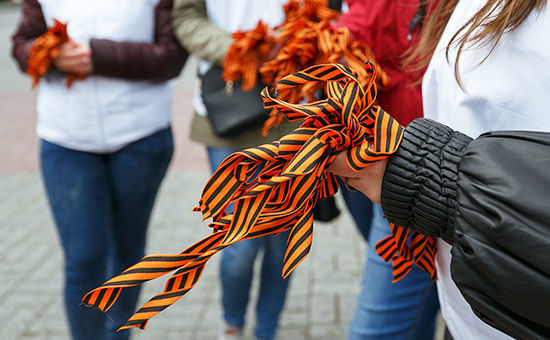 Tbilisidə rus diplomatları lentləri çıxarmağa məcbur etdilər