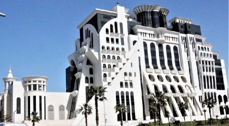 AZAL şefinin arvadı 31 milyonluq otel tikdirib!