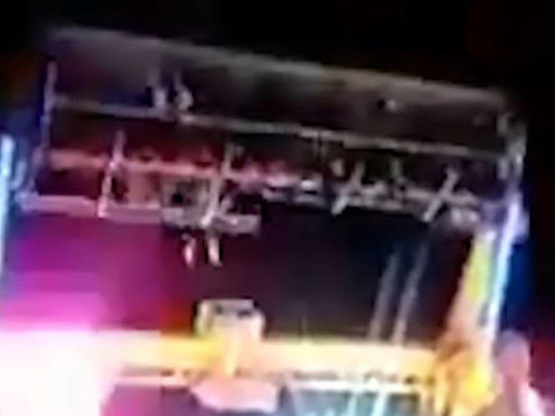 50 yaşlı qadın karuseldən yıxılıb öldü - VİDEO 