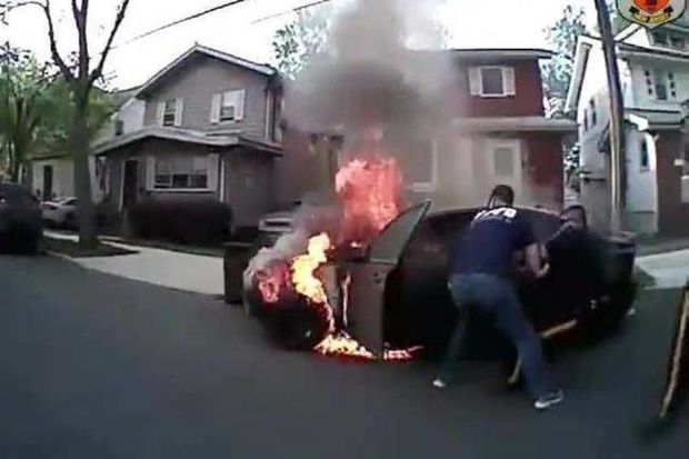 ABŞ polisi yanan maşından sürücünü xilas etdi – VİDEO