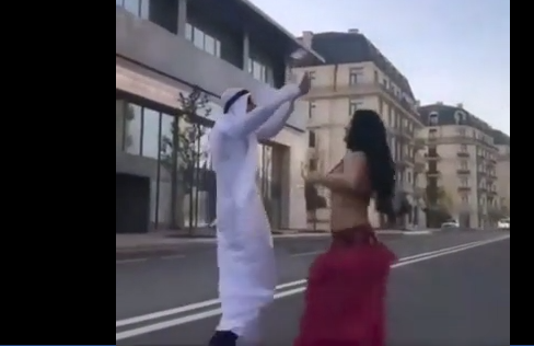 Bakıda ərəblər küçədə rəqqasəni oynadıb, başına pul səpdilər – VİDEO