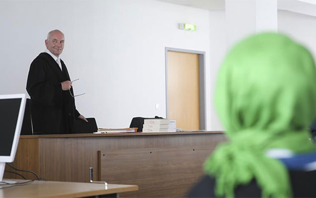 Hicabla dərs keçdiyi üçün işindən oldu