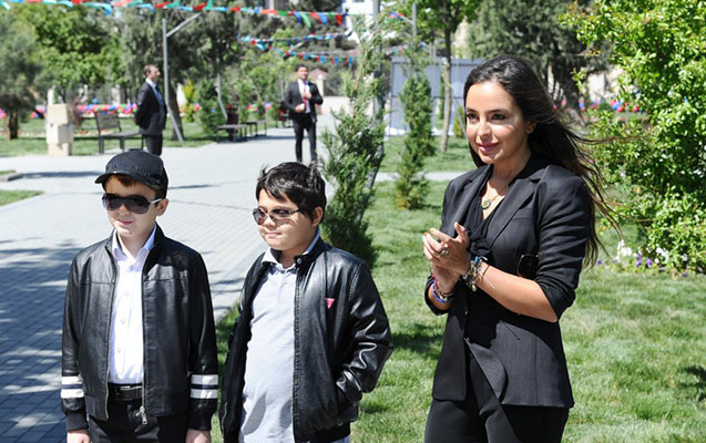 Leyla Əliyeva uşaqlarla birgə - Fotolar