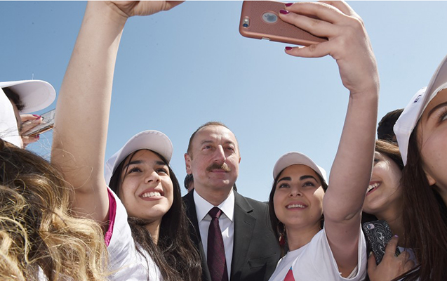 Gənclər prezidentlə selfi çəkdirdi - Fotolar