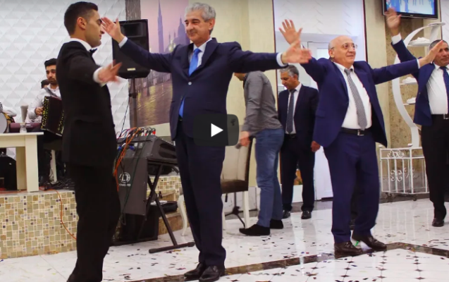 YAP rəsmilərinin toyda maraqlı rəqsi - Video