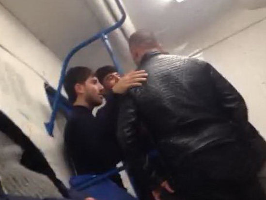 Metroda gənclərin yersiz hərəkəti idmançını coşdurdu - VİDEO