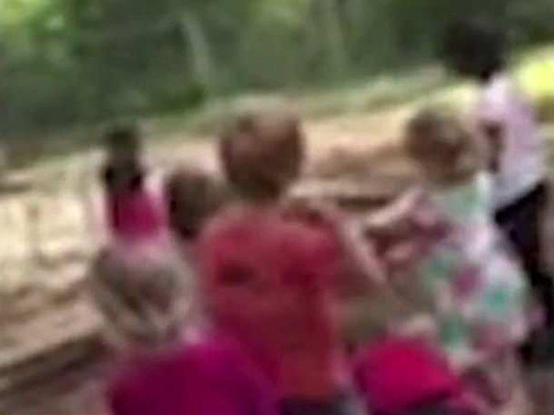 Şok kadrlar: bağça müəllimi uşaqları daşqalağa vadar etdi - VİDEO