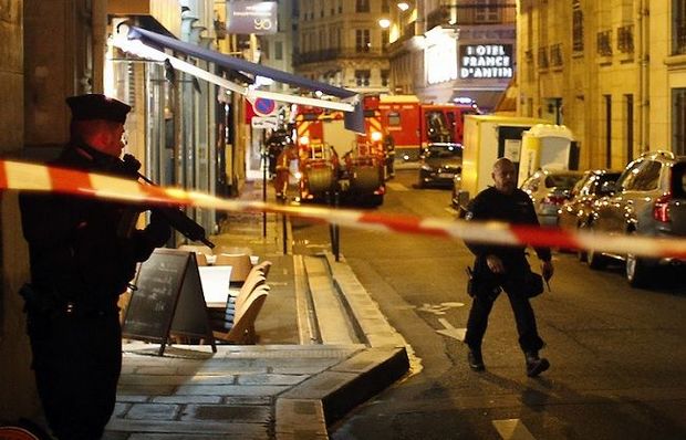 Parisdə bıçaqlı şəxs bir neçə nəfərə hücum edib, ölənlər var