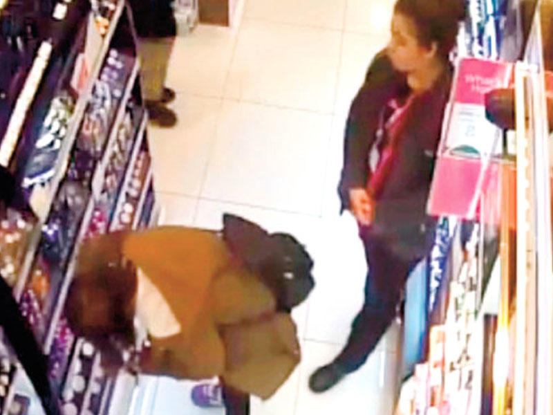 Kosmetika mağazasında RƏZALƏT - Mühafizəçilər 17 yaşlı qızı soyundurub üzərini axtardı - VİDEO