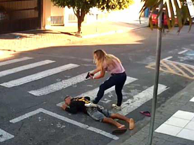 Məktəbin önündə güllələnmə: ana qulduru vurdu - VİDEO - FOTO