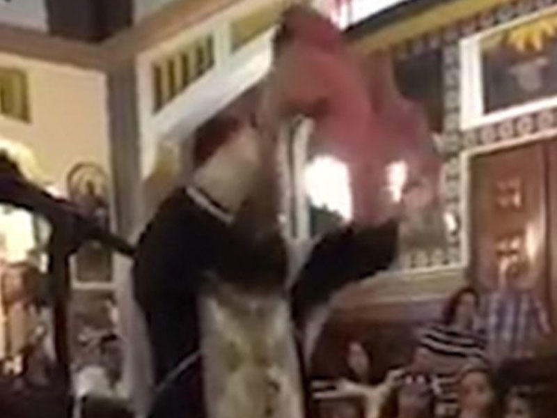 Ən qəribə vəftiz mərasimi - Yepiskop körpəyə 