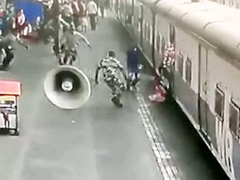 5 yaşlı qız qatarın altında qalmaqdan son anda xilas oldu - VİDEO