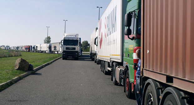 Nəqliyyat vasitələrinin sərhəddə çox qalmasının səbəbi açıqlandı