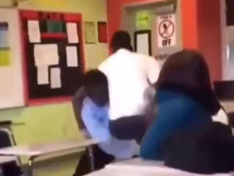 Müəllim şagirdi yumruqladı, təpiklədi - Şok kadrlar - VİDEO