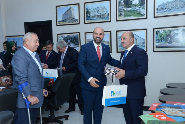 Nəsimi rayon İcra Hakimiyyətinin Başçısı Türkiyə Respublikasının İzmit Bələdiyyəsi nümayəndələrini qəbul edib
