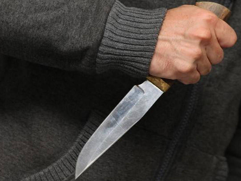 Abşeronda ata oğlunun gözü önündə ölümcül bıçaqlanıb