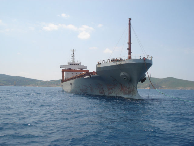 Rusiyadan Yəmənə gedən gəmi raketlə vuruldu