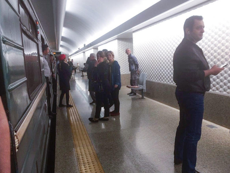 Bakı metrosunda həyəcan: sərnişinlər vaqonları tərk etdilər