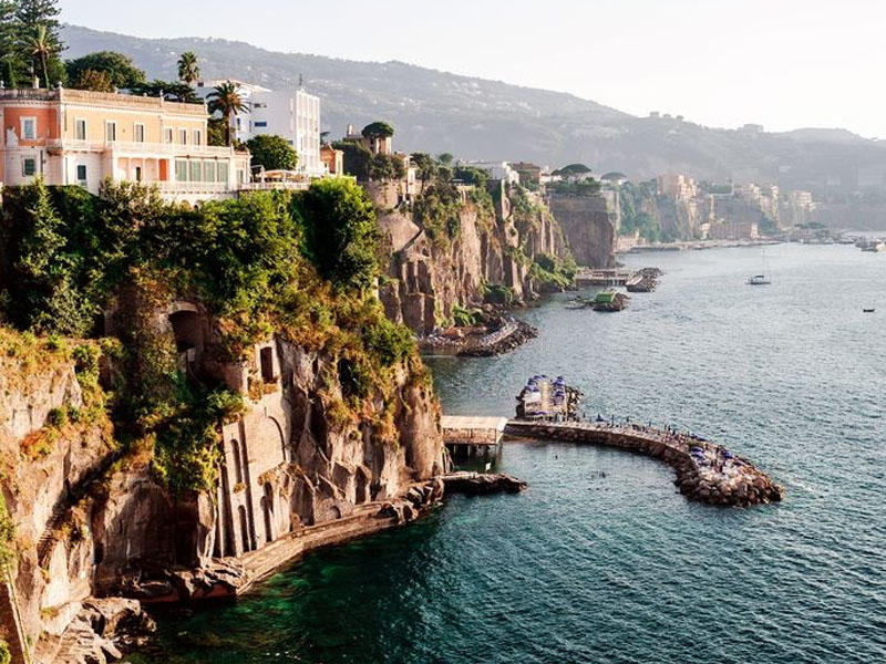 İtaliyada lüks otelin işçiləri 50 yaşlı qadını zorladılar