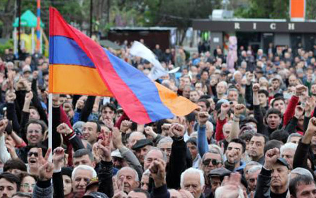 Yerevanda aksiyalar böyüyür - Sürücülər yolu bağladı