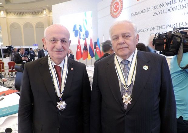 Oqtay Əsədovla İsmayıl Qəhrəmana “Şərəf” medalı verildi