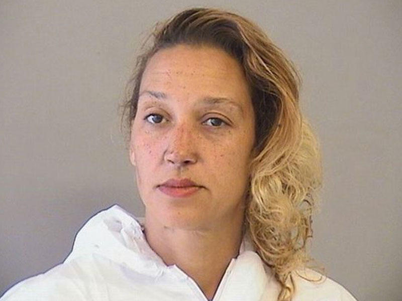 Ana 11 yaşlı qızını 60 dəfə bıçaqladı, bellə döydü - FOTO