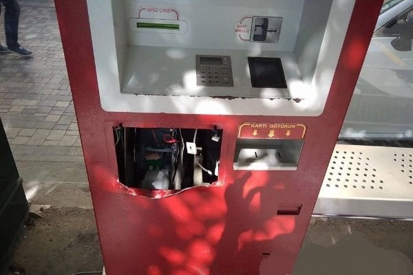 Bakıda OĞURLUQ: Ödəmə aparatını kəsib, pulu apardılar - FOTO