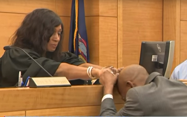 Günahsız yerə 17 il həbs yatdı, bəraət aldı - Video