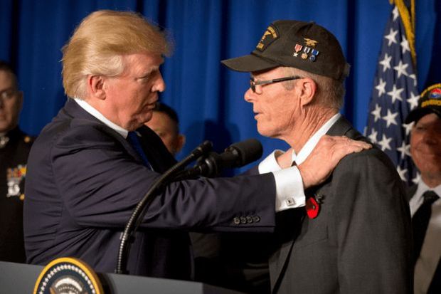 Tramp üç aylıq maaşını veteranlara bağışladı